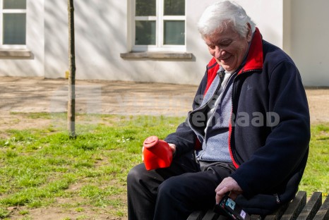 Man met spaarpot