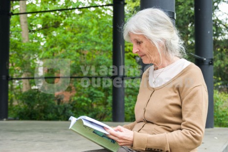 Vrouw leest boek