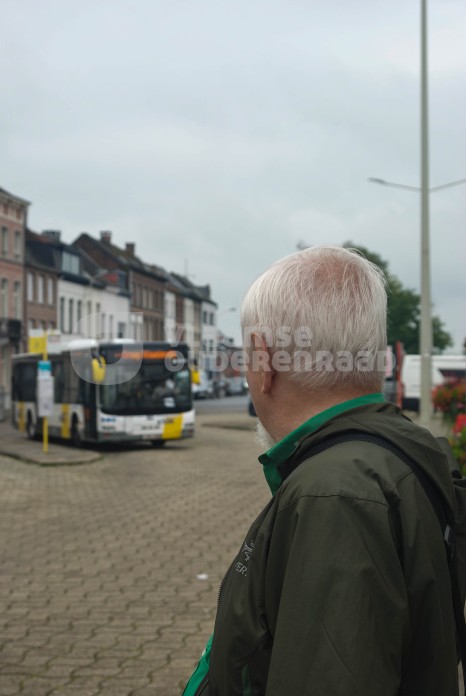 Oudere man wacht op de bus
