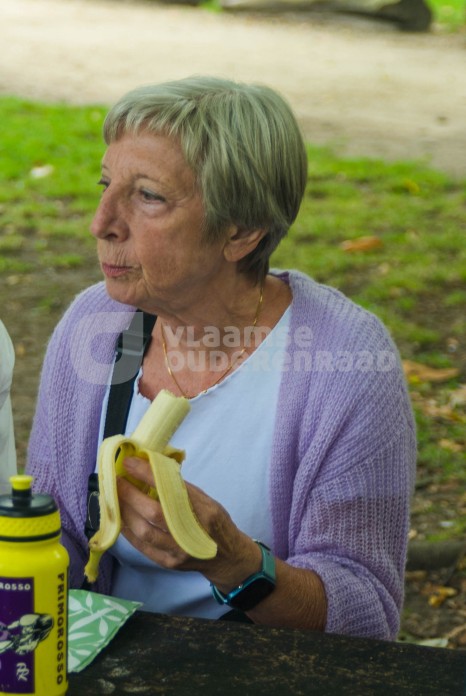 Oudere vrouw eet banaan