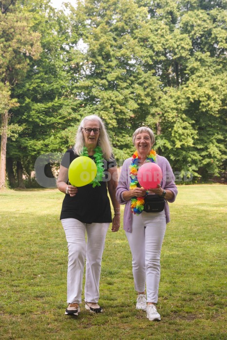 Twee vrouwen met ballon 