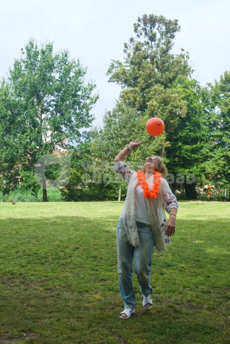 Oudere vrouw met ballon