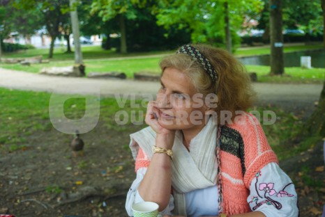Oudere vrouw droomt