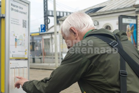 Oudere man leest busuren