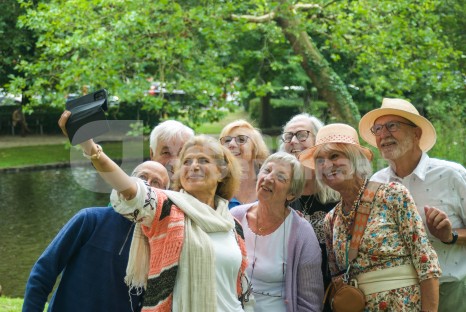 Oudere vriendengroep neemt selfie