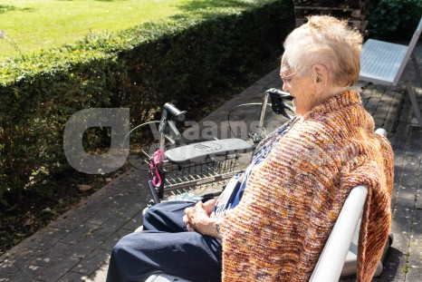 Bewoner geniet van de zon