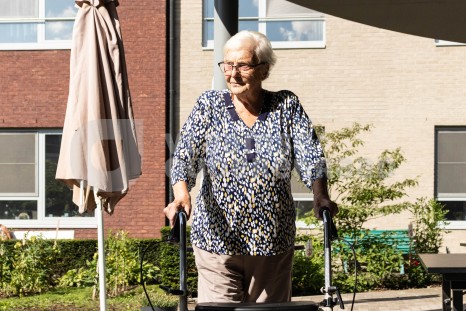 Bewoner met rollator