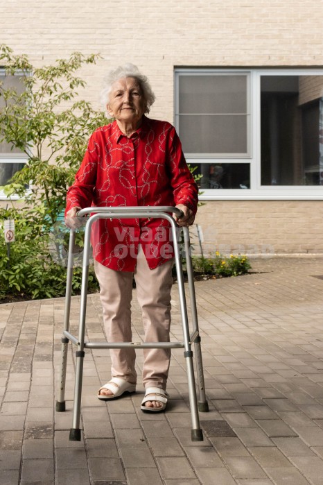 Bewoner met looprek