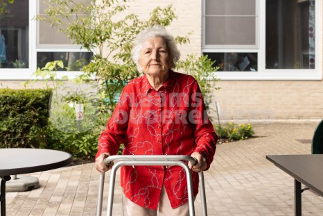 Bewoner met looprek