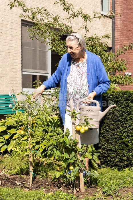 Bewoner geeft planten water