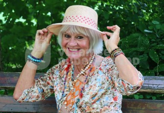 Oudere vrouw met hoed