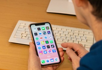 Oudere op smartphone
