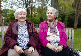 Twee oudere vrouwen lachen