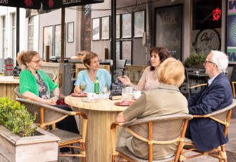Ouderen op café