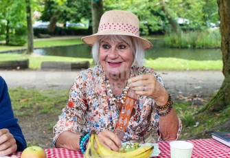 Oudere vrouw eet fruit
