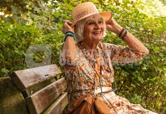 Oudere vrouw met hoed