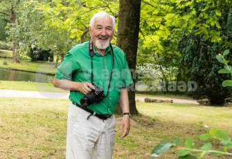 Oudere man aan het fotograferen
