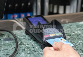 Oudere betaalt met bankkaart