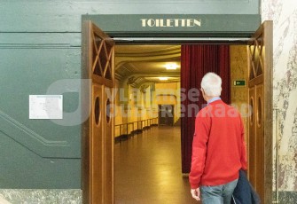 Oudere aan de toiletten