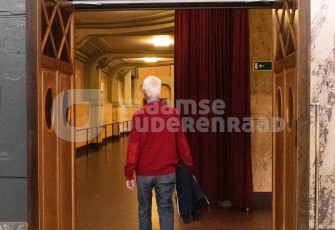 Oudere aan de toiletten