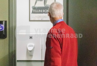 Oudere aan de toiletten