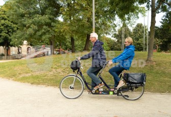 Ouderen op fiets