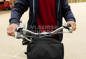 Oudere op fiets