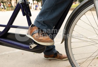 Oudere op fiets