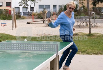 Ouderen spelen tafeltennis
