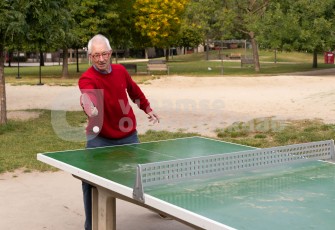 Ouderen spelen tafeltennis