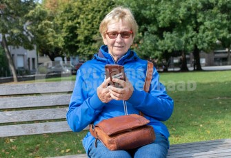 Oudere op de gsm