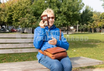 Oudere op de gsm
