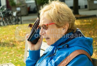 Oudere op de gsm