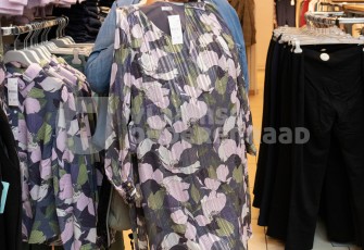 Oudere in winkel