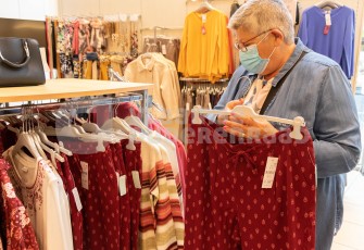 Oudere in winkel
