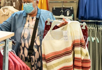 Oudere in winkel