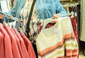 Oudere in winkel