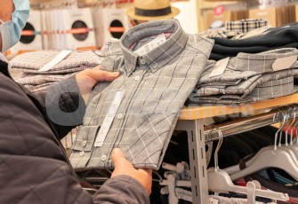 Oudere in winkel