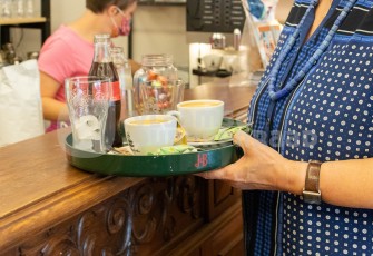 Oudere op café