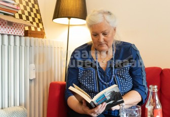 Oudere op café