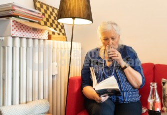Oudere op café