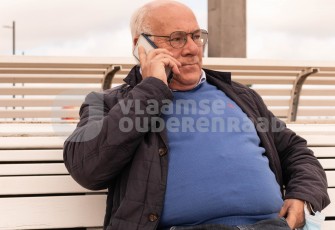 Oudere aan het bellen