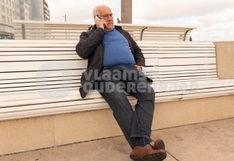 Oudere aan het bellen