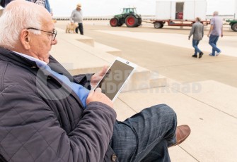 Oudere aan het sms'en