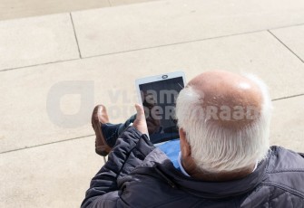 Oudere op de tablet