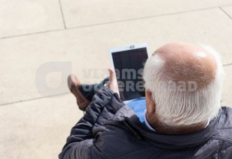 Oudere op de tablet