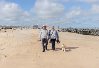 Koppel wandelend aan zee