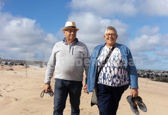 Koppel wandelend aan zee