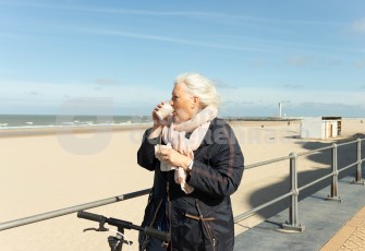 Oudere drinkt koffie