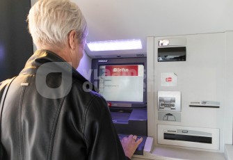 Oudere bij de bank